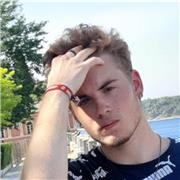 Studente di Lettere, professionale, amante di tutte le materie umanistiche